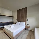 Rea's Luxury Stoúpa