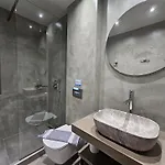 Rea's Luxury * Stoúpa